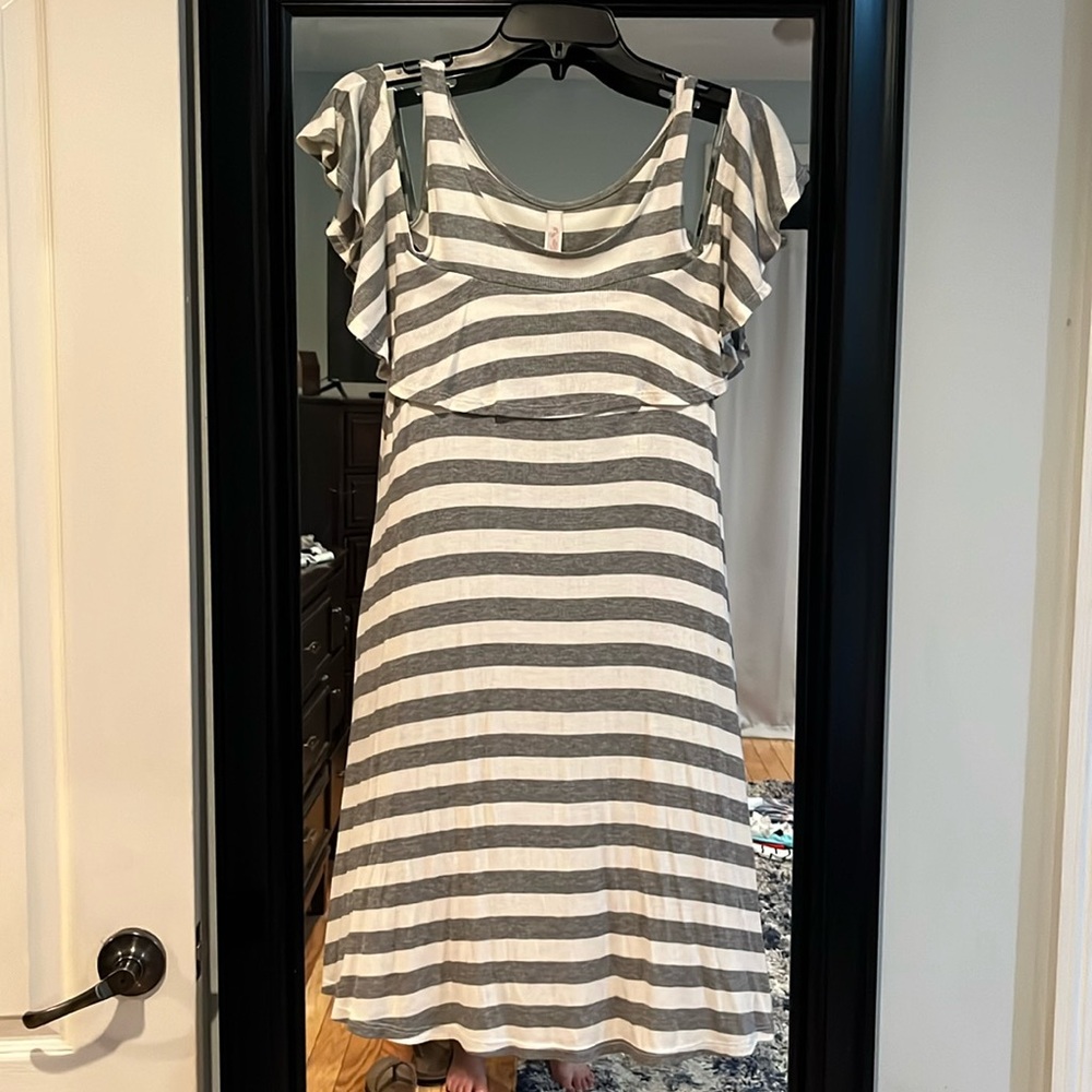 Side large, grey and white stripe.